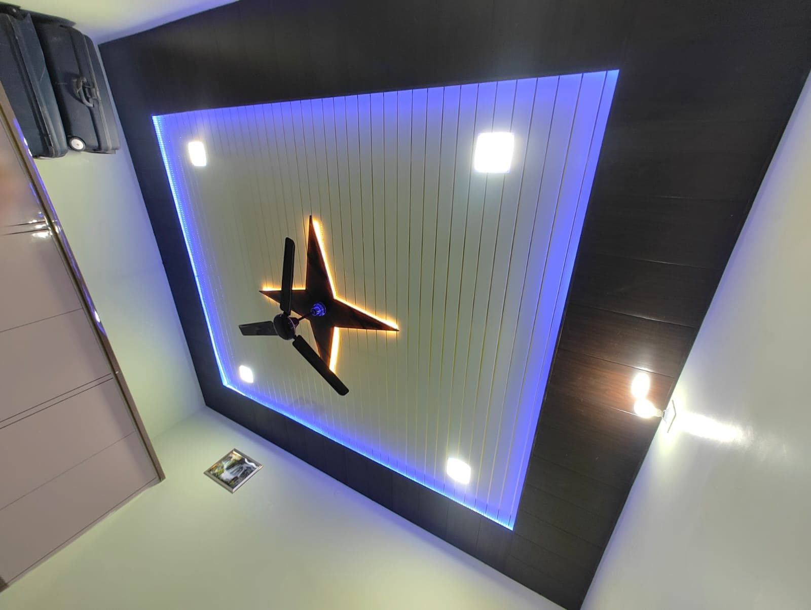 Modern Star-Design False Ceiling with Dual-Tone LED Lighting
